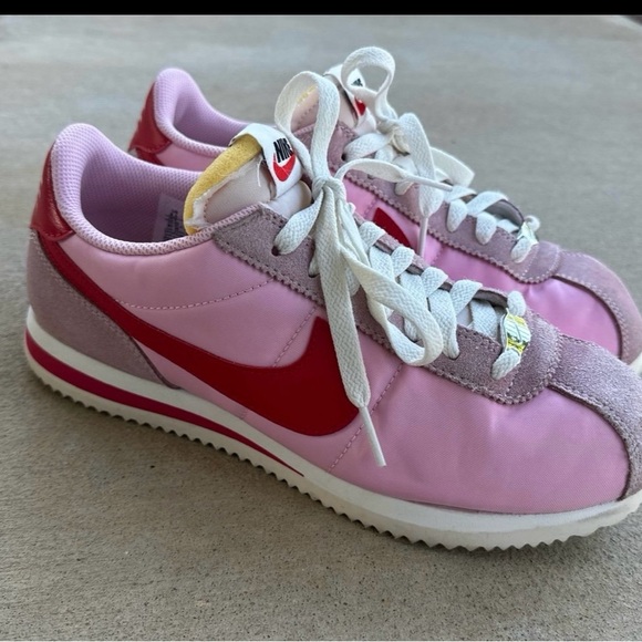 Nike Cortez Women's Pink and Red Valentine Sneakers 8.5 - Picture 4 of 11